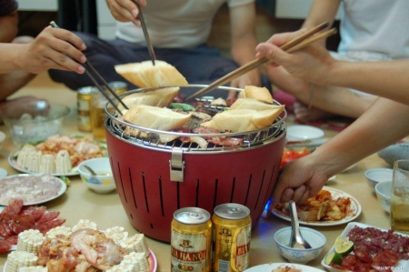Bạn có biết cách làm cho món nướng ngon hơn và an toàn với bếp nướng than hoa không khói