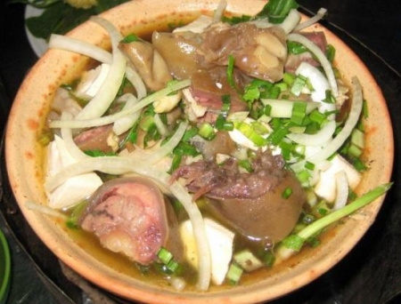 Quán bún bò trộn đông khách giờ nghỉ trưa