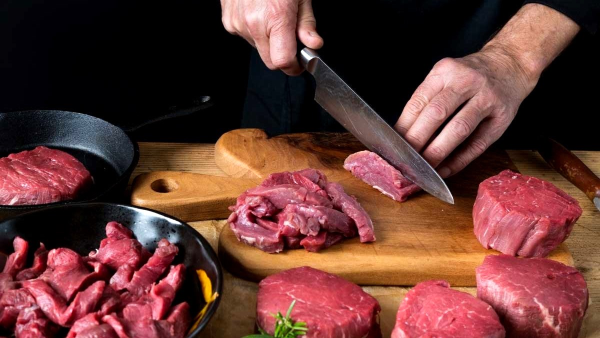 Bí quyết thái thịt bằng tay chuẩn cho quán phở bò
